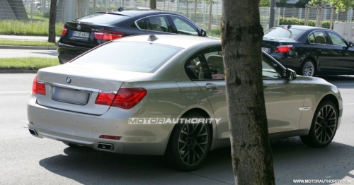 2011_bmw_m7_7_series_spy_shots_june_007-0602-950x650