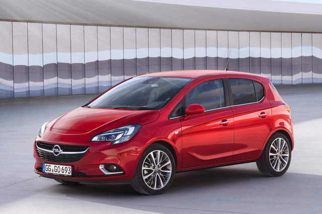 Opel Corsa, le foto spia del restyling. In arrivo nel 2023 